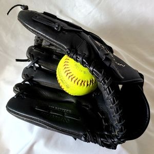 Easton Mako LEFT-HANDED Softball Throwing glove.